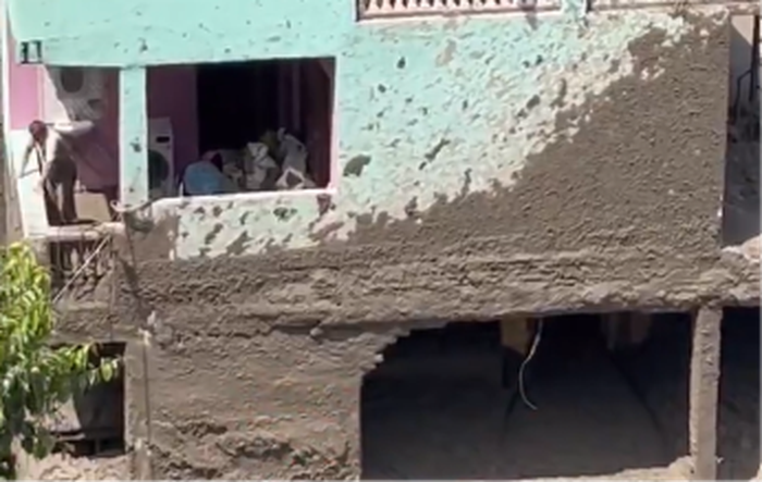 Rumah hijau yang masih berdiri kokoh usai dihantam banjir bandang di Nepal. Rumah hijau yang masih berdiri kokoh usai dihantam banjir bandang di Nepal.