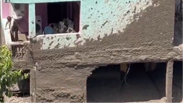 Rumah hijau yang masih berdiri kokoh usai dihantam banjir bandang di Nepal. Rumah hijau yang masih berdiri kokoh usai dihantam banjir bandang di Nepal.