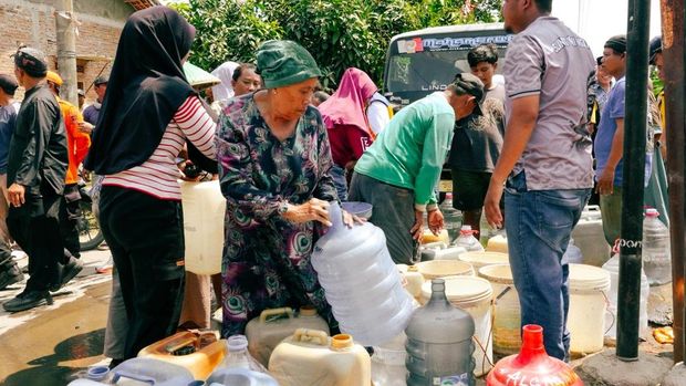 Penyaluran support air bersih ke Desa Slangit di Cirebon, Jawa Barat.