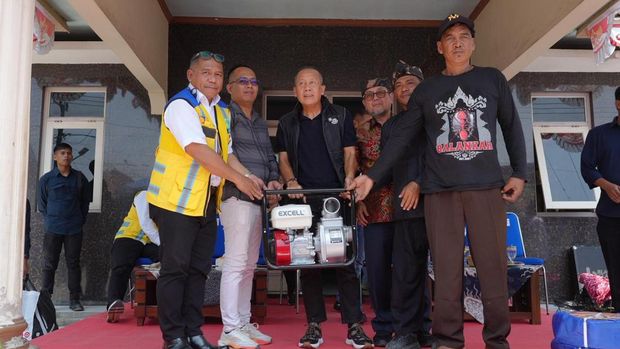Waka DPR menyerahkan support ke Desa Slangit, Cirebon, nan alami kekeringan.