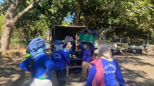 Sejumlah pramuantar membawa peralatan diving di Pantai Tulamben, Kecamatan Kubu, Karangasem, Minggu (30/8/2026). (Foto: I Wayan Selamat Juniasa/detikBali)