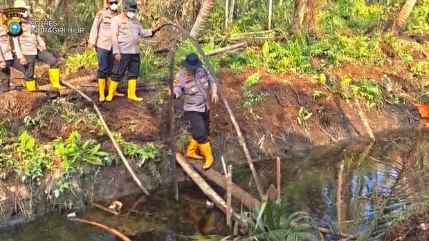 Setelah menempuh perjalanan sungai menggunakan sampan, tim gabungan harus berjalan kaki sejauh 2 kilometer menuju titik lokasi pemadaman karhutla, Sabtu (29/8/2026).