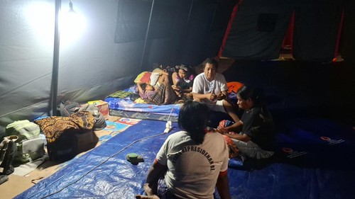 Suasana pengungsi di pos pengungsian Lapangan Berdikari Danga, Kecamatan Aesesa, Kabupaten Nagekeo, NTT), Sabtu (29/8/2026) malam. (Yufengki Bria/detikBali)