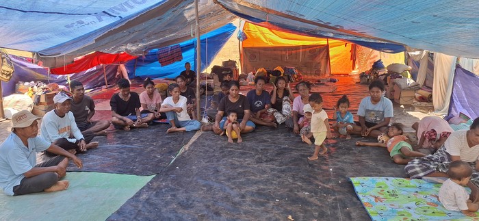 Suasana pengungsian warga asal Desa Waekokak, Kecamatan Aesesa, Nagekeo, NTT, Minggu (30/8/2026). (Yufengki Bria/detikBali)