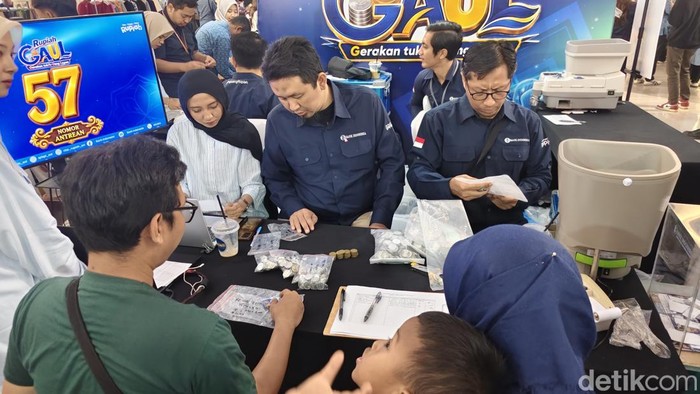 Suasana penukaran uang koin di Solo Square, Minggu (30/8/2026).