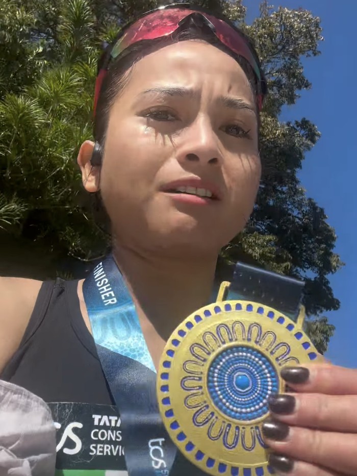 Artis finish di Sydney Marathon 2026.