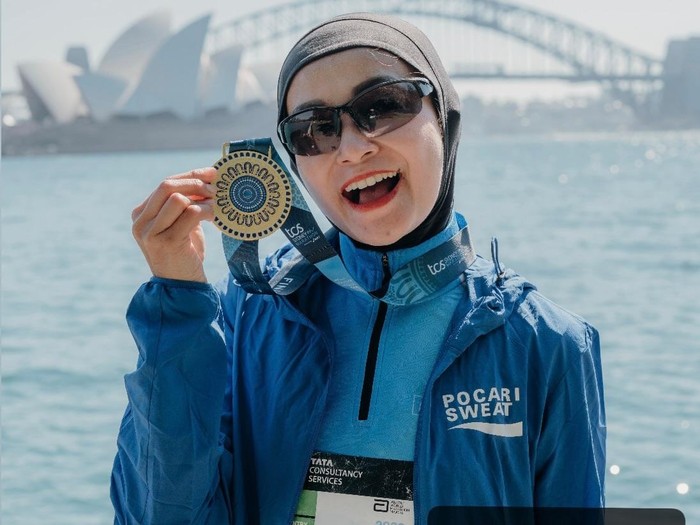 Artis finish di Sydney Marathon 2026.