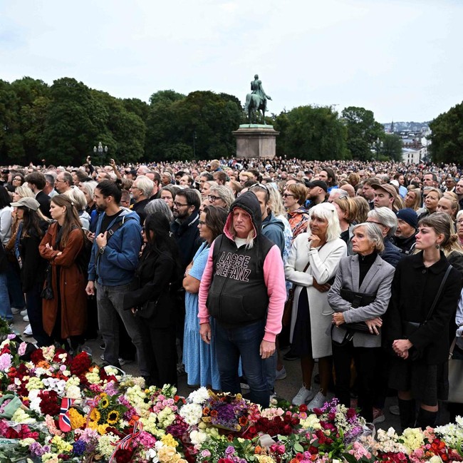 Tangis Warga Iringi Kepergian Raja Harald, Norwegia Berduka