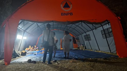 Tenda pengungsian Lapangan Berdikari Danga, Kecamatan Aesesa, Nagekeo, NTT, tampak sepi, Sabtu (29/8/2026) malam. Warga memilih pulang karena tak mendapatkan bantuan. (Yufengki Bria/detikBali)