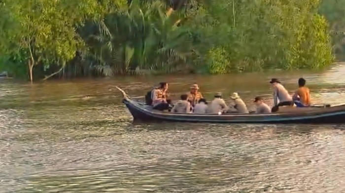 Tim gabungan Polda Riau, TNI, dan Masyarakat Peduli Api menembus sungai hingga jalan kaki untuk padamkan api, Sabtu (29/8/2026).