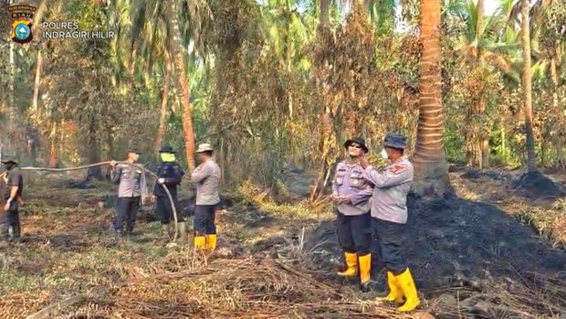Tim gabungan Polda Riau, TNI, dan MPA melakukan pendinginan di lahan yang terbakar di Indragiri Hilir, Riau, Sabtu (29/8/2026).