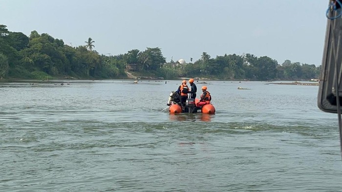Tim SAR melakukan pencarian Pemuda tenggelam di sungai Ogan