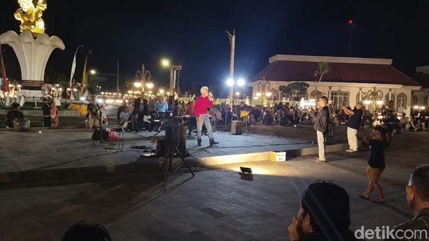 Praja Mandala, titik nol Singaraja makin ramai di malam hari.