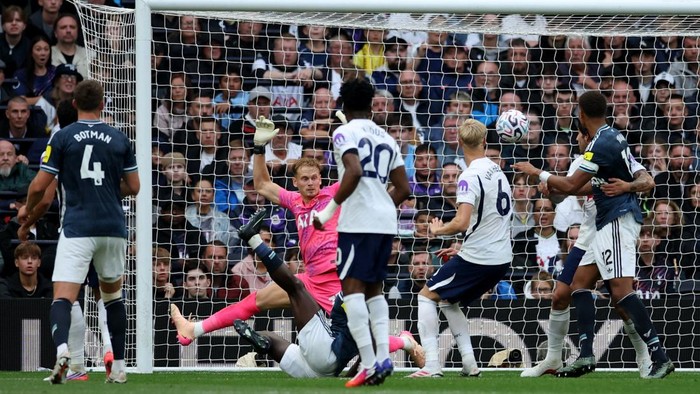 Tottenham Hotspur kembali menelan kekalahan di Premier League 2026/2027. Menjamu Newcastle United pada pekan kedua, The Lilywhites harus mengakui keunggulan tim tamu dengan skor 0-2 di Tottenham Hotspur Stadium, Sabtu (29/8/2026) malam WIB. REUTERS