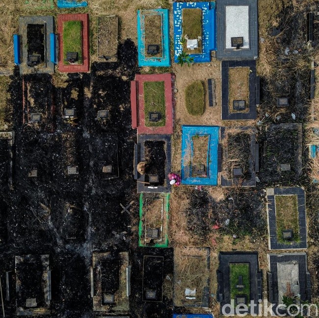 TPU Mangunjaya Bekasi Terbakar! Nisan Hangus, Warga Kesulitan Cari Makam Keluarga