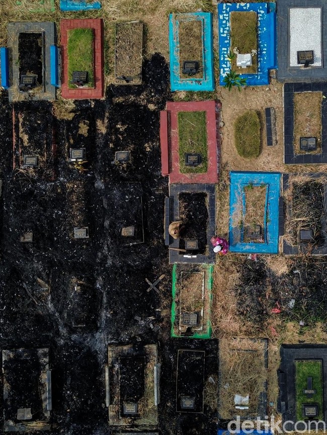 TPU Mangunjaya Bekasi Terbakar! Nisan Hangus, Warga Kesulitan Cari Makam Keluarga