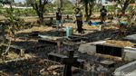 TPU Mangunjaya Bekasi Terbakar! Nisan Hangus, Warga Kesulitan Cari Makam Keluarga