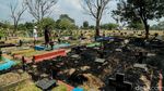 TPU Mangunjaya Bekasi Terbakar! Nisan Hangus, Warga Kesulitan Cari Makam Keluarga