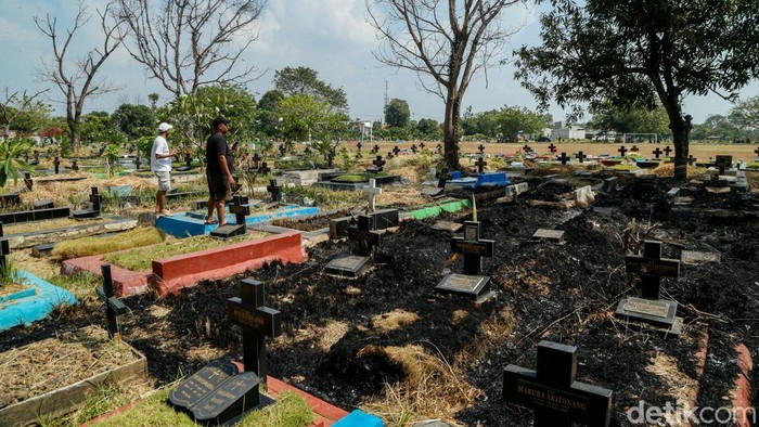 Kebakaran melanda kawasan Tempat Pemakaman Umum (TPU) Mangunjaya, Tambun, Bekasi, pada Sabtu (29/8/2026) malam. Sejumlah makam terdampak setelah api membakar semak belukar dan rumput kering di area pemakaman.