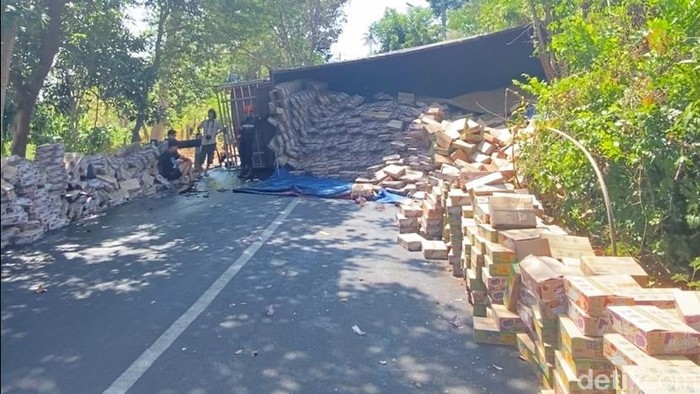 Truk terguling usai gagal menanjak di pendakian.