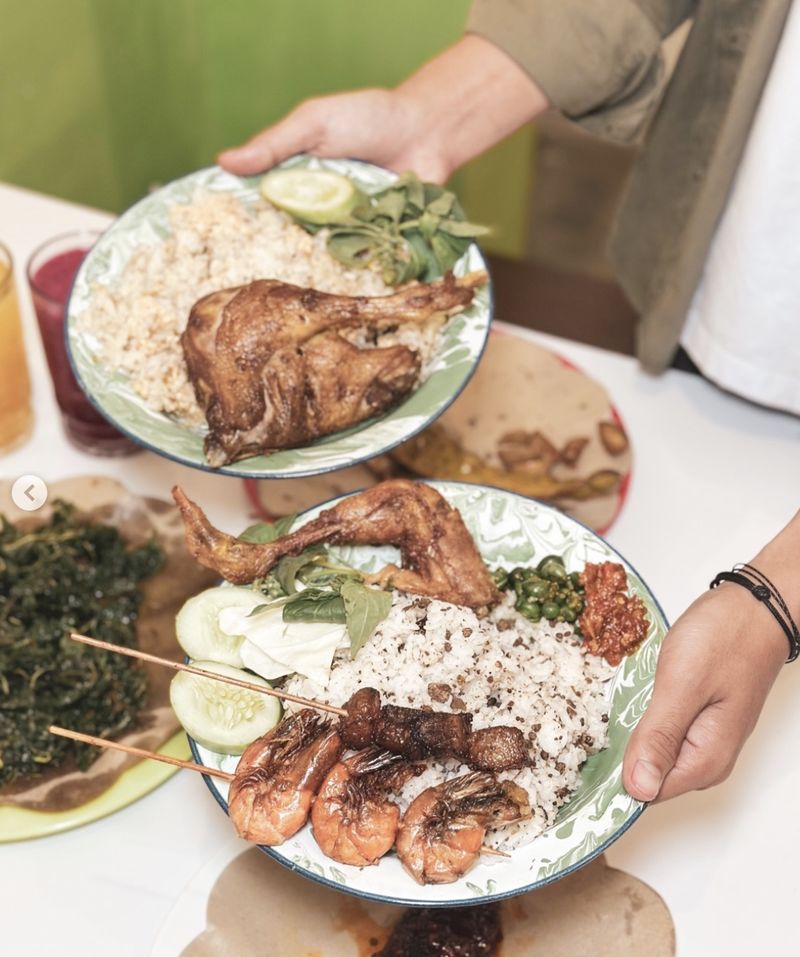Unik! Warung Makan Sunda Ini Tawarkan Pengalaman Makan di Atas Mobil Pick Up