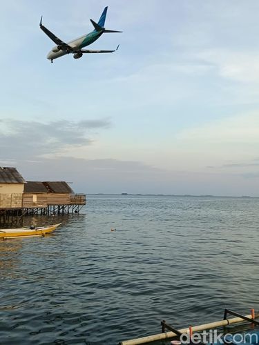 Viral hunian di atas laut Balikpapan. Buka pintu langsung laut lepas, sang pemilik santai hadapi angin dan pasang meski sempat dikira video editan AI.