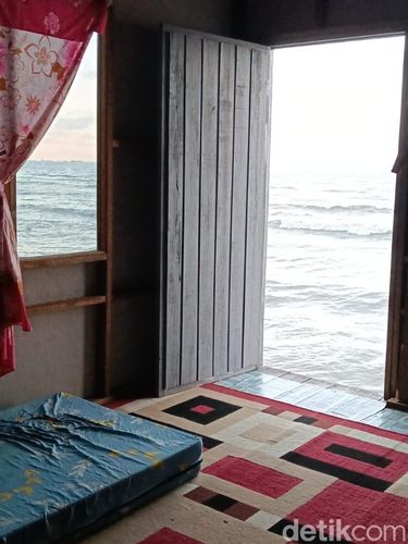 Viral hunian di atas laut Balikpapan. Buka pintu langsung laut lepas, sang pemilik santai hadapi angin dan pasang meski sempat dikira video editan AI.