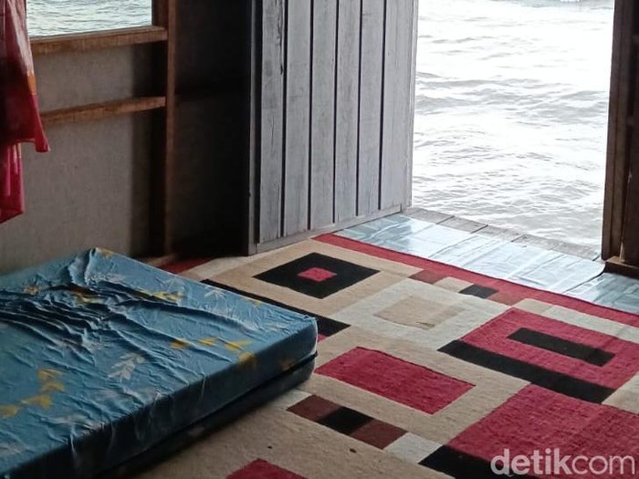 Viral hunian di atas laut Balikpapan. Buka pintu langsung laut lepas, sang pemilik santai hadapi angin dan pasang meski sempat dikira video editan AI.