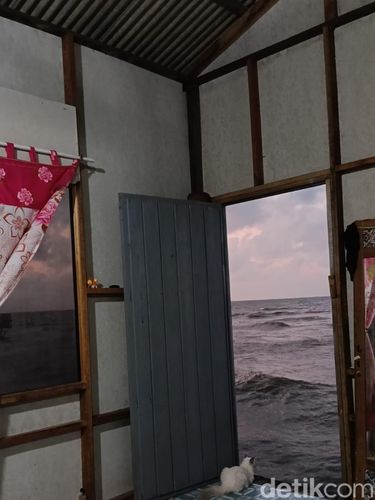 Viral hunian di atas laut Balikpapan. Buka pintu langsung laut lepas, sang pemilik santai hadapi angin dan pasang meski sempat dikira video editan AI.