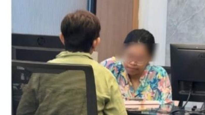 Petugas front office Dispendukcapil (perempuan) Surabaya yang ramai diberi rating bintang 1 karena judes dan sering menolak layanan tanpa alasan jelas