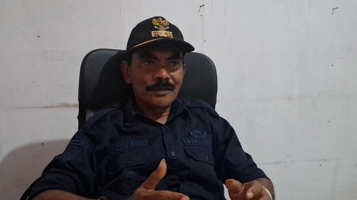 Wabup Nagekeo, Gonzalo Gratianus Muga Sada, saat diwawancarai di posko BPBD Nagekeo, Minggu (30/8/2026). (Yufengki Bria/detikBali)