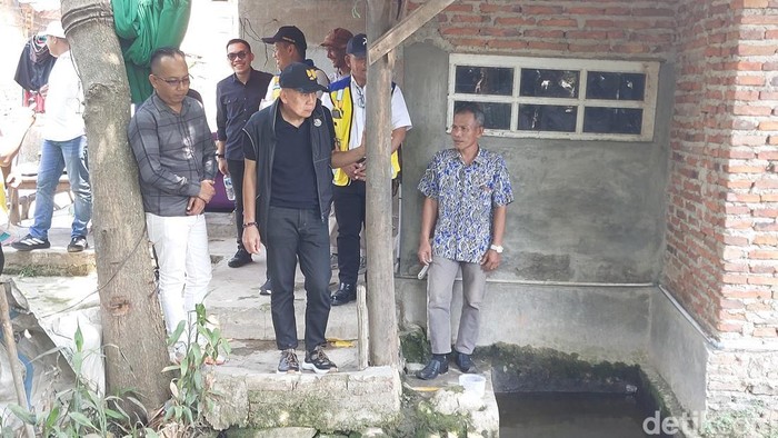 Wakil Ketua DPR RI, Saan Mustofa saat meninjau kondisi sumur milik warga di Desa Slangit