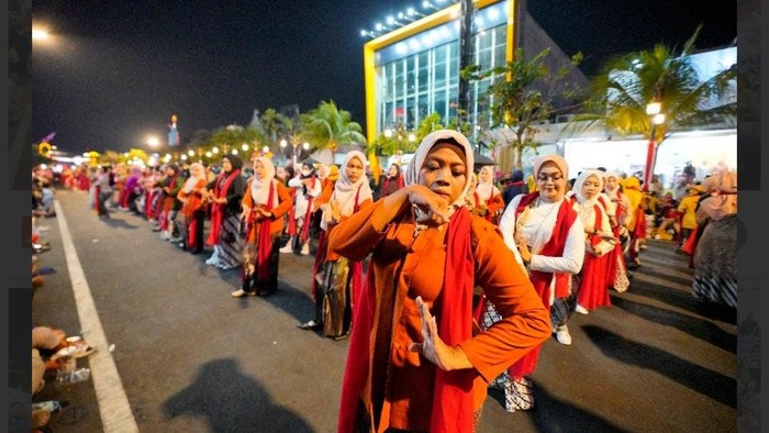 Warga di Jalan Pahlawan Kota Madiun menari bersama di ajang Madiun Menari 2026.