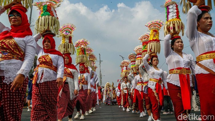 Suasana Car Free Day (CFD) di Jalan Ahmad Yani, Kota Bekasi, Jawa Barat, Minggu (30/8/2026), berlangsung semarak. Ribuan warga antusias menyaksikan karnaval Pesona Nusantara Bekasi Keren (PNBK) Jilid III.
