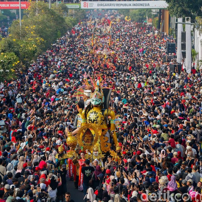 Wayang Jumbo hingga Pakaian Adat, Begini Meriahnya Pawai Budaya di Bekasi