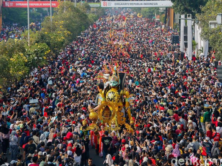 Wayang Jumbo hingga Pakaian Adat, Begini Meriahnya Pawai Budaya di Bekasi