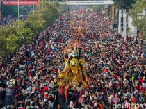 Wayang Jumbo hingga Pakaian Adat, Begini Meriahnya Pawai Budaya di Bekasi