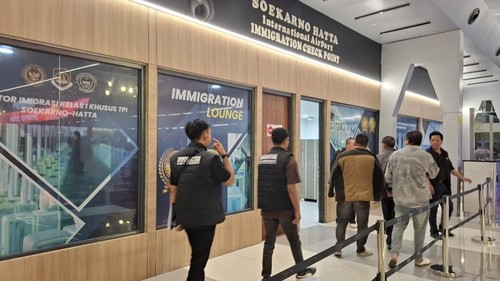Lima warga China yang dideportasi dari Kantor Imigrasi Atambua, Nusa Tenggara Timur (NTT).