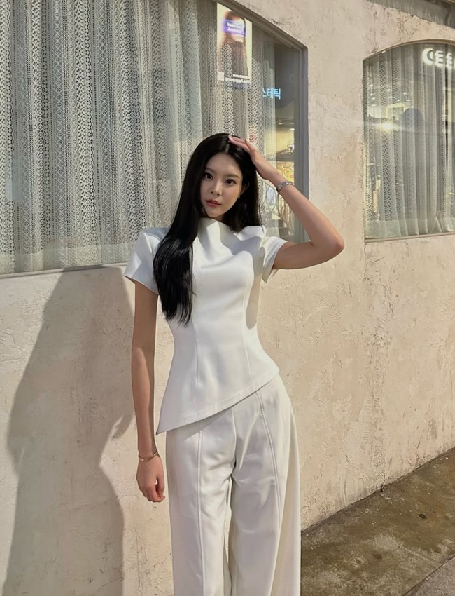 Mewarisi tinggi badan sang ayah yang mencapai 191 cm, Woo Seo Yoon tampil percaya diri dengan postur tubuh jangkung dan fitur wajah mungil khas standar kecantikan Miss Korea. Foto: Dok. Instagram Miss Korea, ashleywoo__