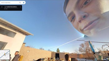 Foto ini dijuluki Uzbek deity alias Dewa Uzbek. Kameranya mengalami glitch sehingga muncul wajah raksasa di langit. Cari dengan titik koordinat berikut: 39.834520, 65.498884. Foto: SelectionCapable1478 via Bored Panda