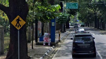 Bule banyak yang heran soal pemandangan di Bandung, Indonesia, berikut. Hanya orang memakai kostum Hello Kitty yang sedang duduk. Foto: CertifiedShithead via Bored Panda