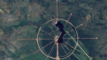 Dikira lambang aneh, sebenarnya ini cuma sistem elektroda pembumian listrik, khususnya bagian dari jaringan transmisi arus searah tegangan tinggi (HVDC) seperti Sistem Transmisi DC Sungai Nelson di Manitoba Utara, Kanada. Foto: staryoshi06 via Bored Panda