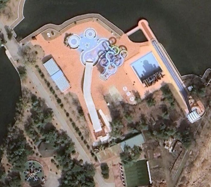 Kata laporan dari CNET, Google Maps telah memetakan 98% dari tempat yang dihuni manusia. Maka tak heran mereka menangkap hal aneh yang tak pernah kita lihat.
