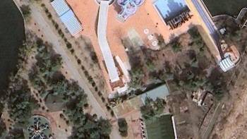 Terlihat aneh, padahal cuma tampilan satelit dari sebagian Taman Air Munsu yang terletak di Pyongyang, Korea Utara. Sepi sih, ya. Foto: SilverAttitude7380 via Bored Panda