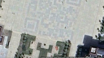Citra satelit ini menunjukkan kode QR persegi raksasa yang dipasang di alun-alun umum di Kota Tiemenguan, Xinjiang, China. Pola trotoar membentuk kode QR fungsional yang tertaut ke situs web Sekolah Tinggi Kejuruan Bayingolin. Foto: tacobellscannon via Bored Panda