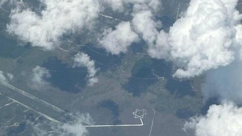 Berakar dari perkembangan strategi perang udara khususnya Perang Dunia I dan II. Lingkaran konsentris dan pola geometris di tanah sengaja dibuat sebagai pangkalan latihan uji tembak dan pengeboman taktis (aerial bombing/gunnery range) bagi pilot militer. Foto: Few_Newt5647 via Bored Panda