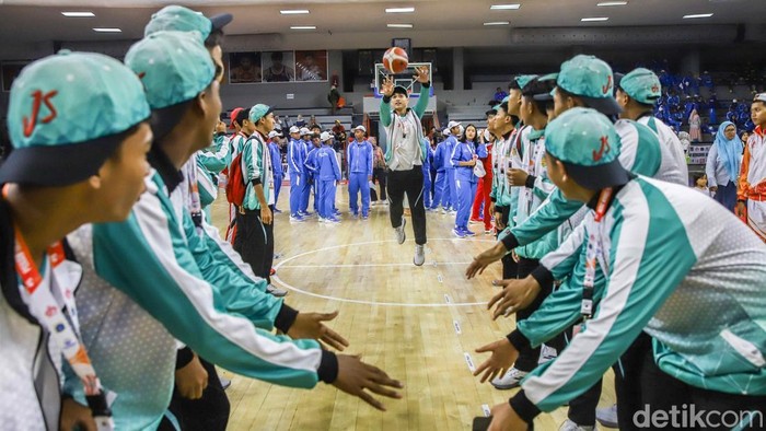 Sejumlah pelajar melakukan aksi usai upacara pembukaan Pekan Olahraga Pelajar Provinsi (POPPROV) DKI Jakarta 2026 di Gelanggang Mahasiswa Soemantri Brodjonegoro, Kuningan, Jakarta Selatan, Senin (31/8/2026).