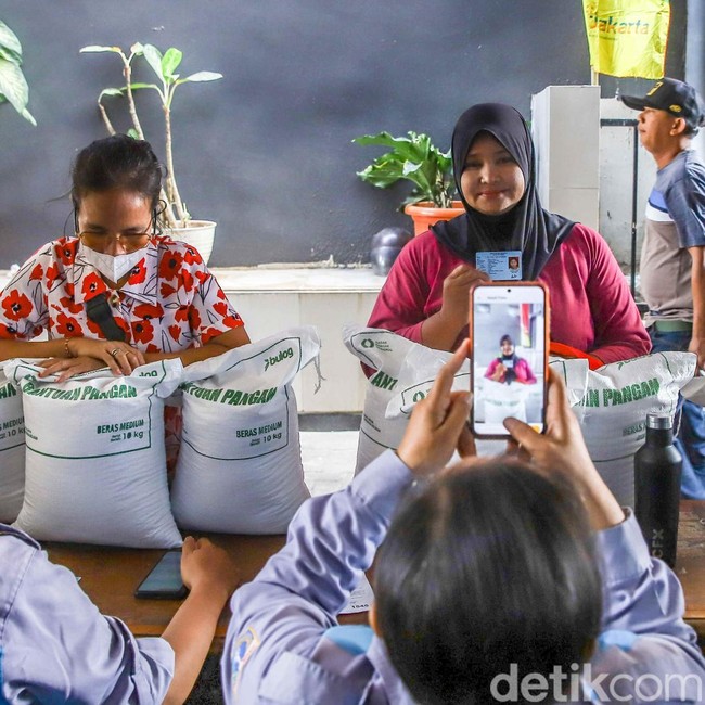 5.600 KK di Pulo Gebang Terima Bantuan 30 Kg Beras