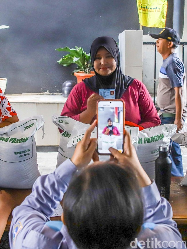 5.600 KK di Pulo Gebang Terima Bantuan 30 Kg Beras