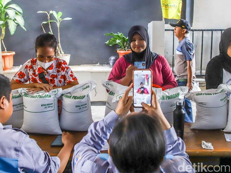 5.600 KK di Pulo Gebang Terima Bantuan 30 Kg Beras